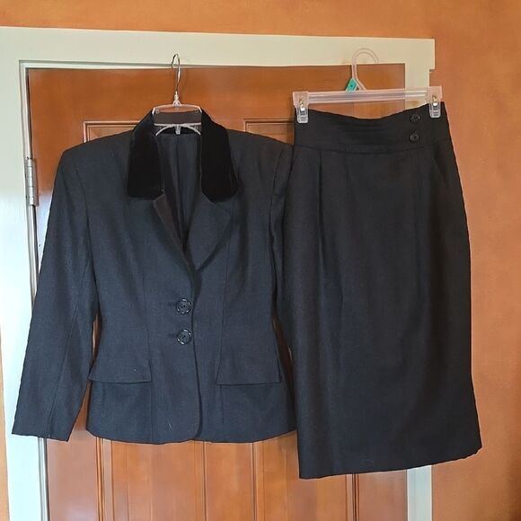 Elegant Wool Black Blazer and Skirt Set. EXCELLENT COND! - Picture 13 of 16